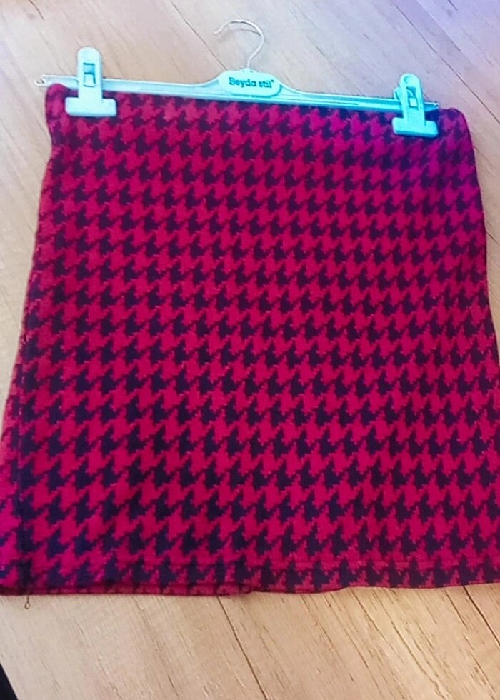 Kısa kırmızı siyah desenli etek - Görsel 4