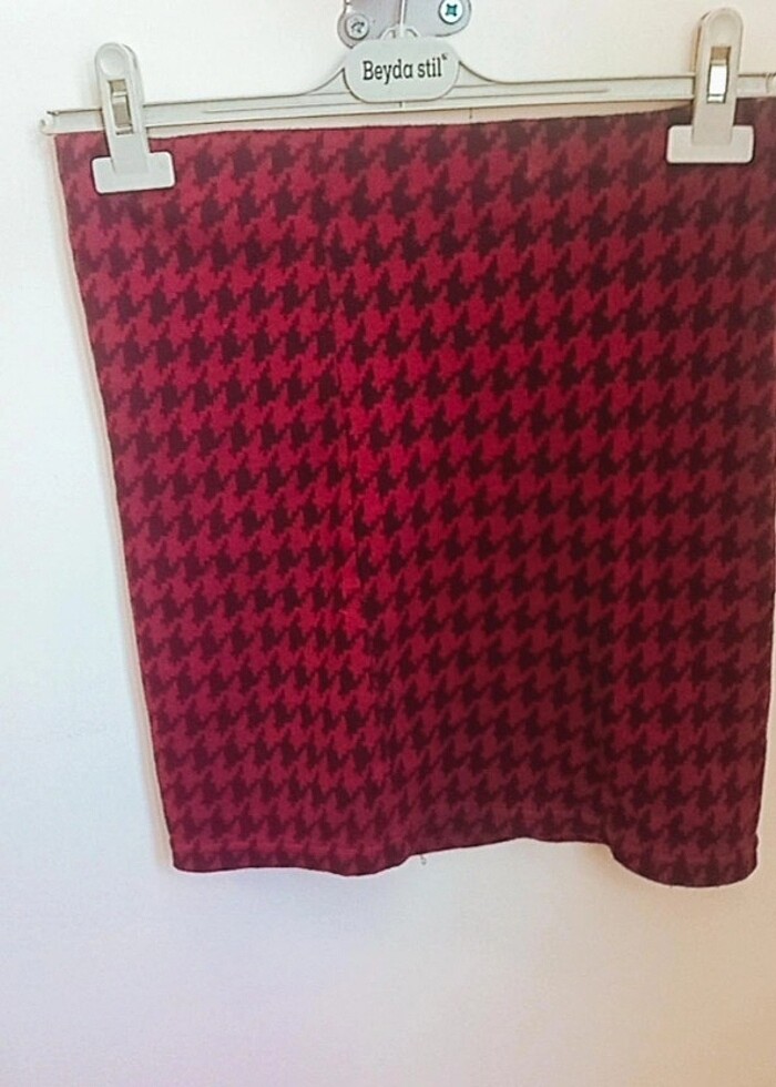 Kısa kırmızı siyah desenli etek - Görsel 3