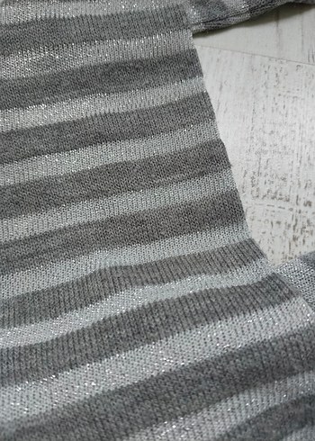 Gri Çizgili Fırfırlı bluz - Görsel 3