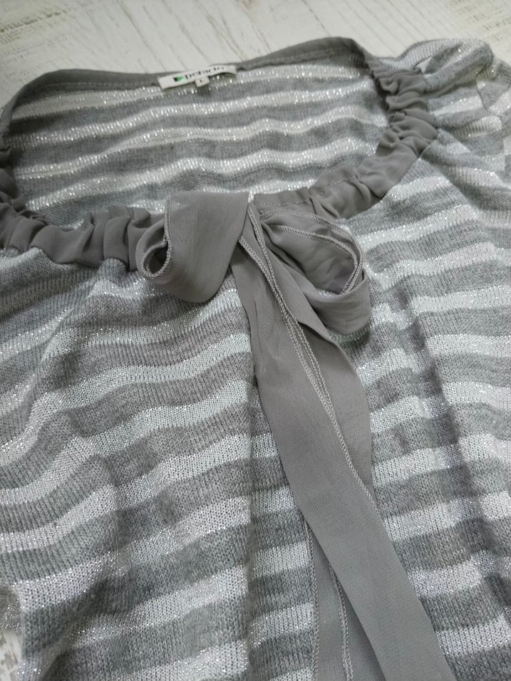 Gri Çizgili Fırfırlı bluz - Görsel 2
