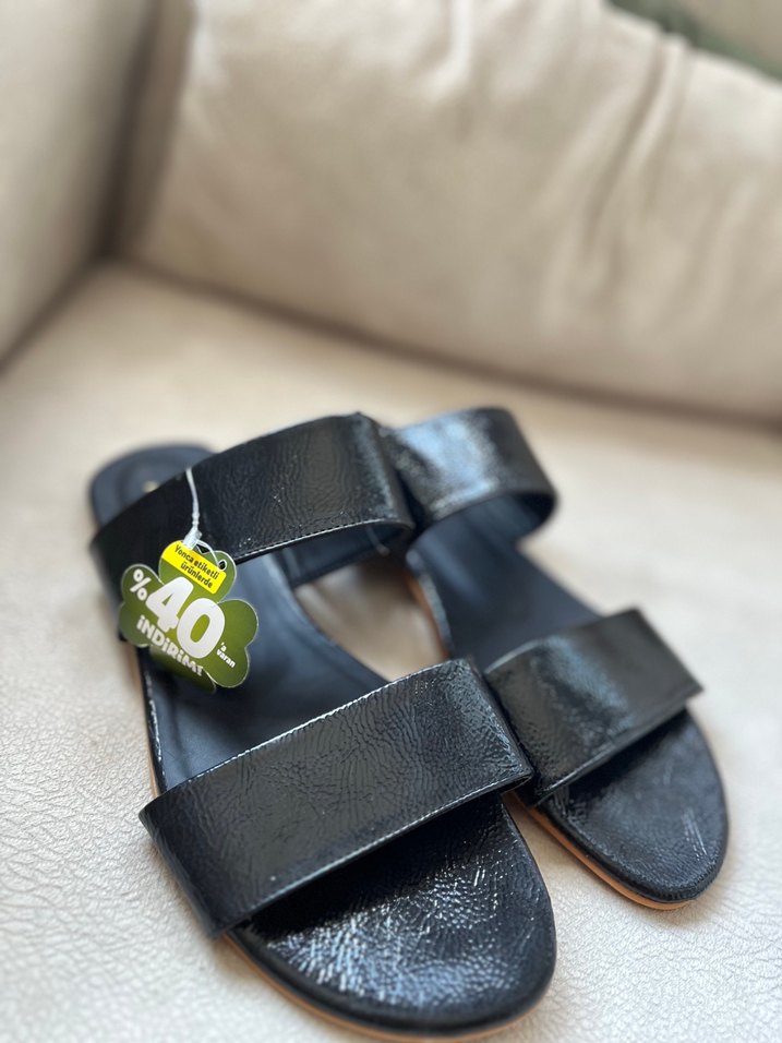 Siyah Parlak Yılan Desenli Kadın Terlik - Görsel 3