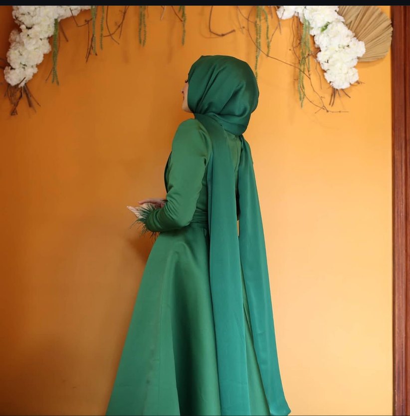 Uzun Kollu Yeşil Saten Abiye Elbise - Görsel 4