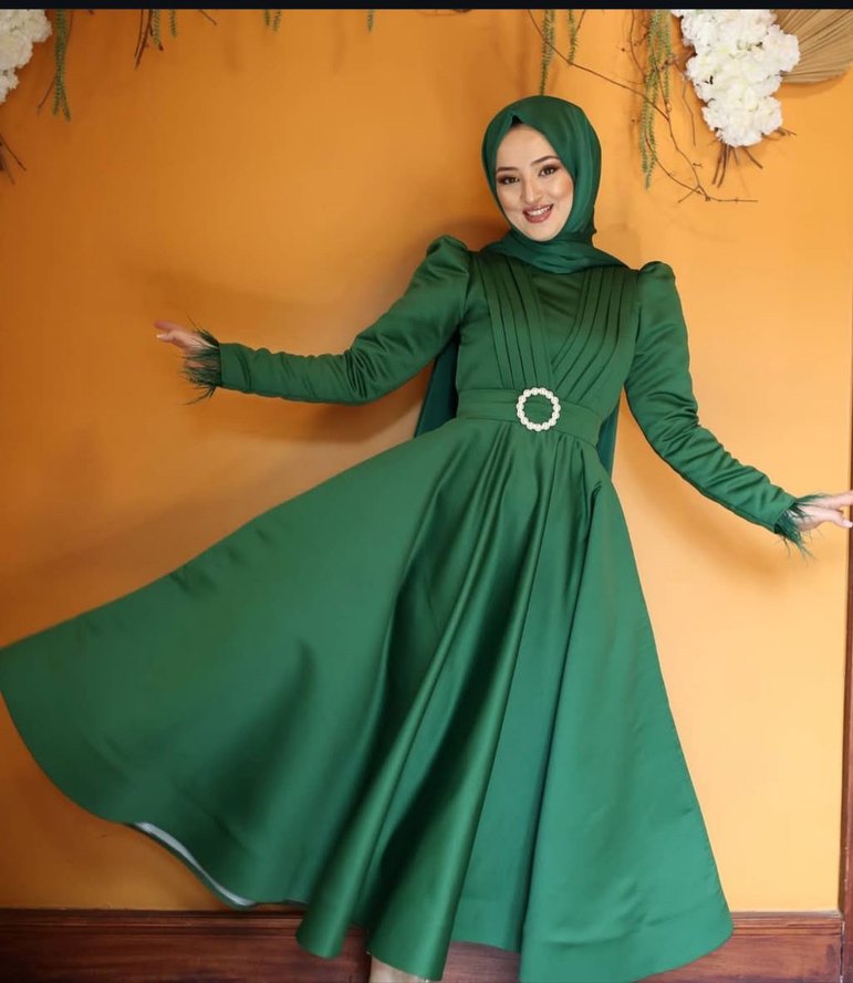 Uzun Kollu Yeşil Saten Abiye Elbise - Görsel 3