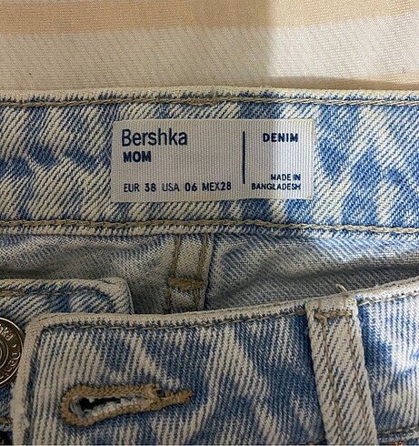 m Beden mavi Renk Bershka mom jean (yüksek bel)