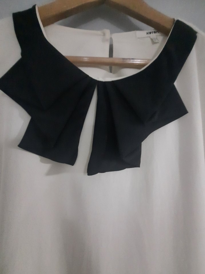 Kısa Kollu, Yakalı, Fırfırlı Beyaz Bluz - Görsel 2