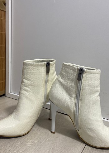 Beyaz Yılan Derisi Desenli Stiletto Topuklu Bot - Görsel 5