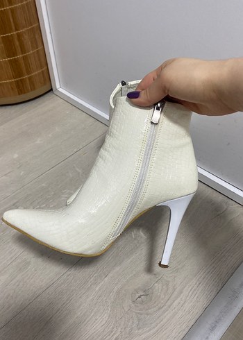Beyaz Yılan Derisi Desenli Stiletto Topuklu Bot - Görsel 3