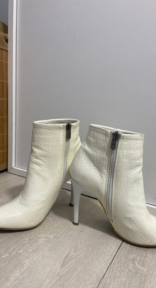 Beyaz Yılan Derisi Desenli Stiletto Topuklu Bot - Görsel 5