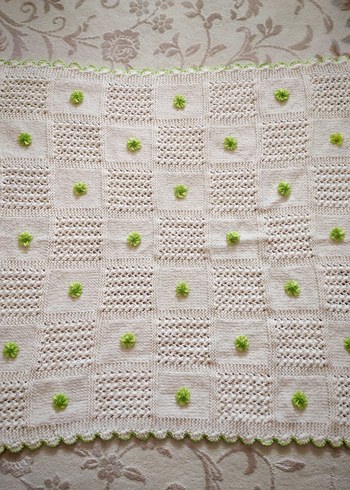 Beyaz Yeşil Detaylı Örgü Bebek Battaniyesi - Görsel 3