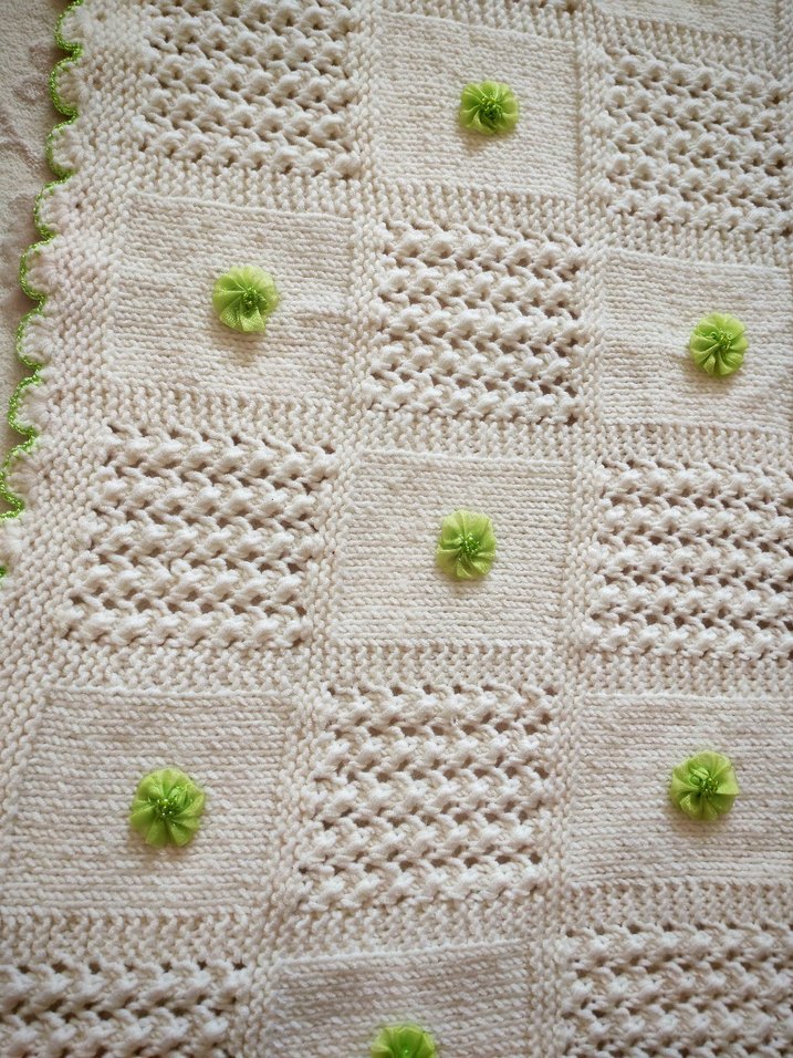 Beyaz Yeşil Detaylı Örgü Bebek Battaniyesi - Görsel 2