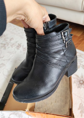 Tokalı Siyah Deri Kadın Topuklu Bot - Görsel 2