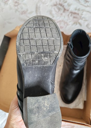 Tokalı Siyah Deri Kadın Topuklu Bot - Görsel 4