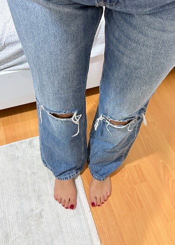 Bershka Diz Yırtıklı Mavi Salaş Kadın Jean