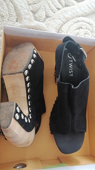 39 Beden siyah Renk Twist platform topuklu süet zımbalı sandalet