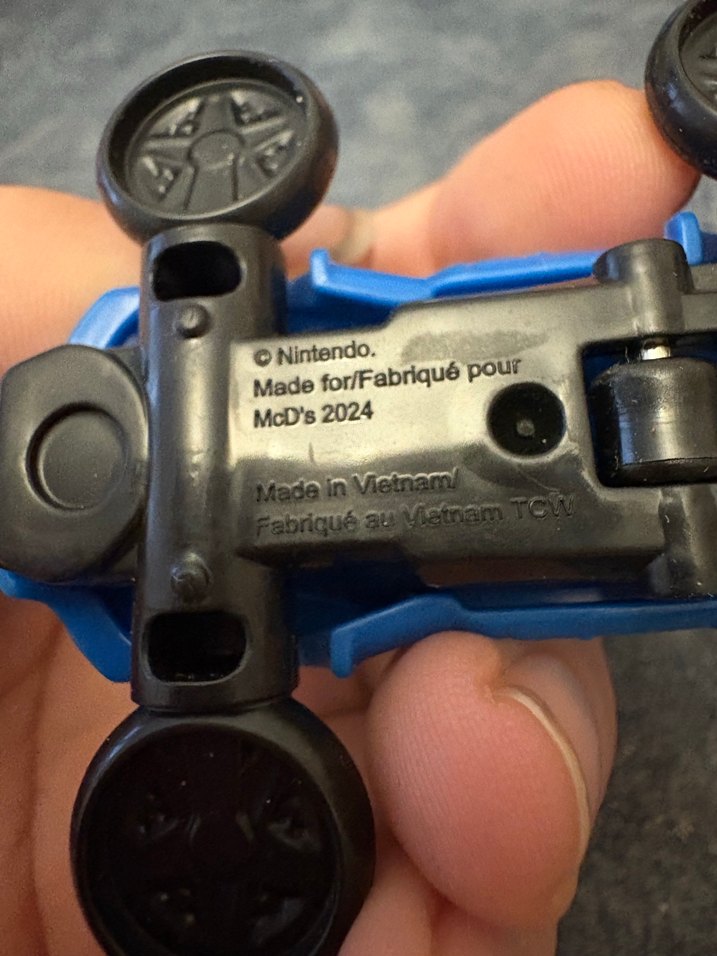 Luigi figürlü mavi oyuncak araba McDonalds - Görsel 2