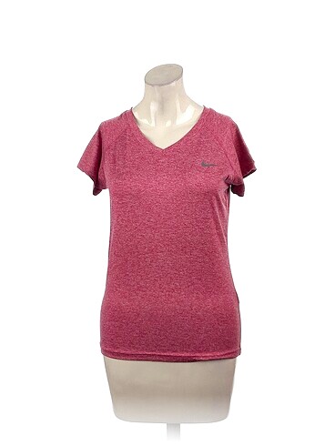 Nike T-shirt %70 İndirimli.