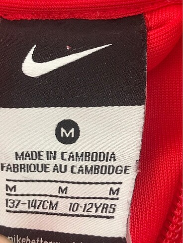 10 Yaş Beden kırmızı Renk Nike 10-12 yaş eşofman üstü çok iyi durumda