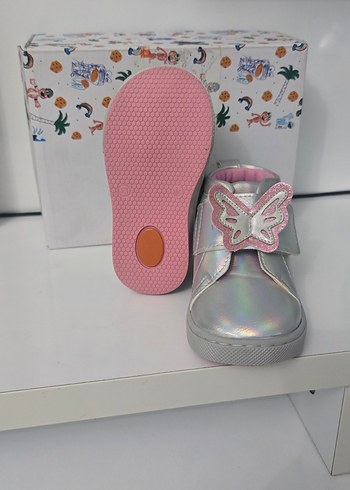 Kız Çocuk Gri Kelebek Detaylı Spor Ayakkabı - Görsel 3