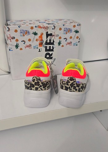 Kız Çocuk Beyaz Renkli Cırt Cırtlı Spor Ayakkabı - Görsel 6