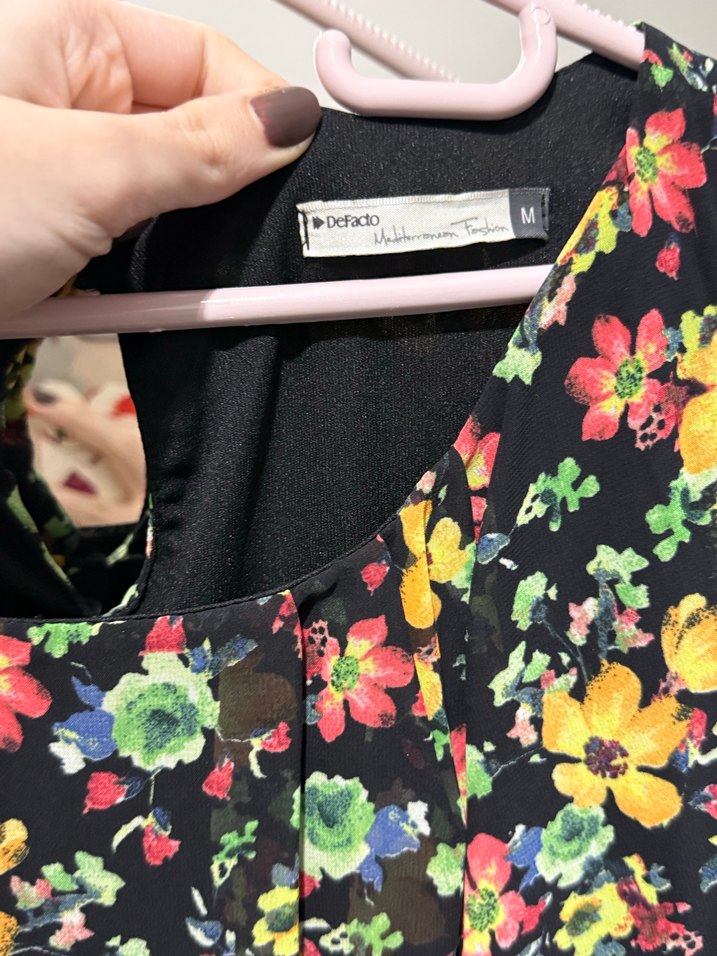 Çiçek Desenli Piliseli Midi Elbise - Görsel 2