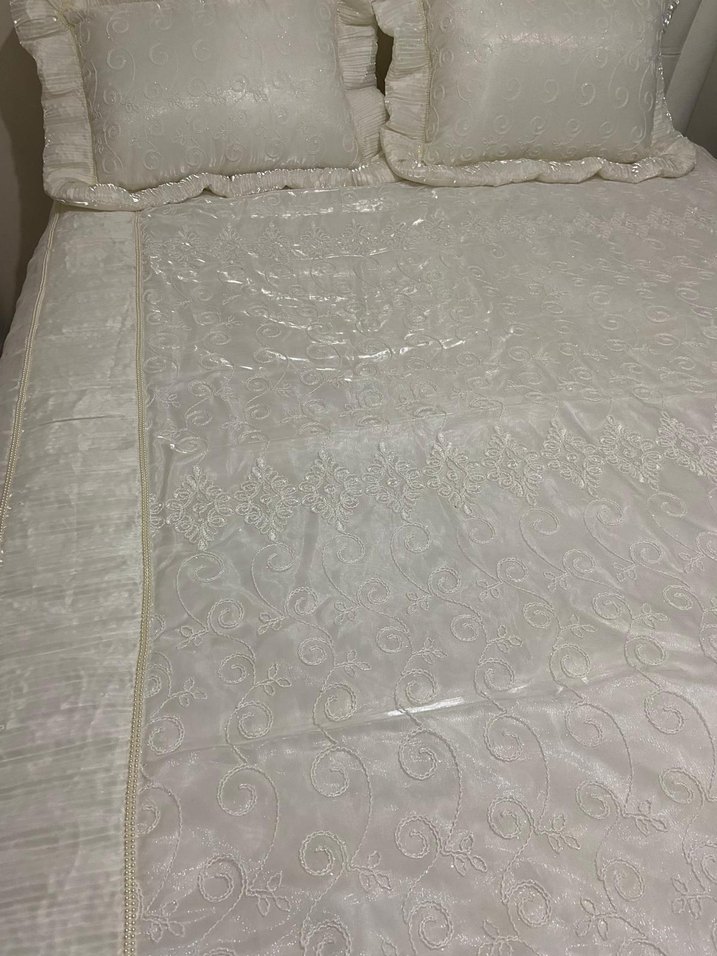 Parlak Beyaz Düz Yatak Örtüsü - Görsel 3