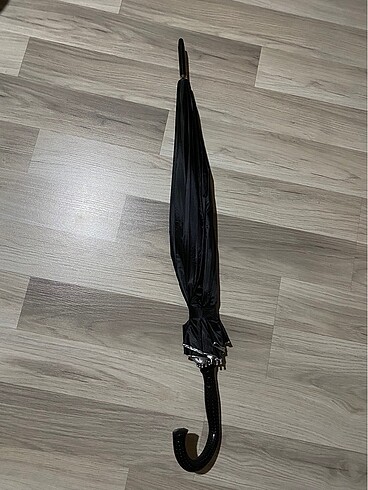 Siyah şemsiye