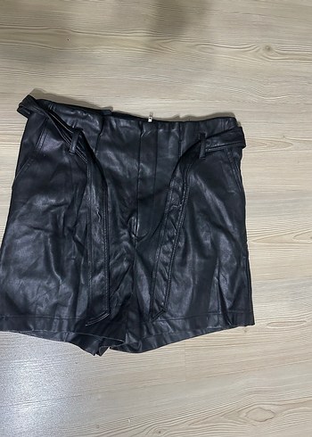 Kadın Siyah Deri Midi Şort - Görsel 3