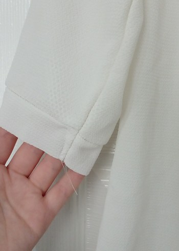 Beyaz V Yaka Kısa Kollu Salaş Bluz - Görsel 3