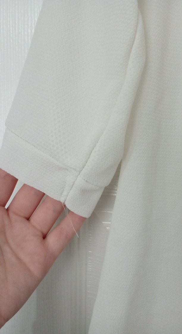 Beyaz V Yaka Kısa Kollu Salaş Bluz - Görsel 3