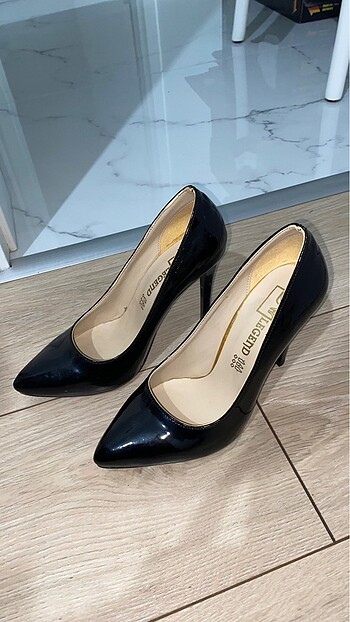 Siyah topuklu ayakkabı - Görsel 2