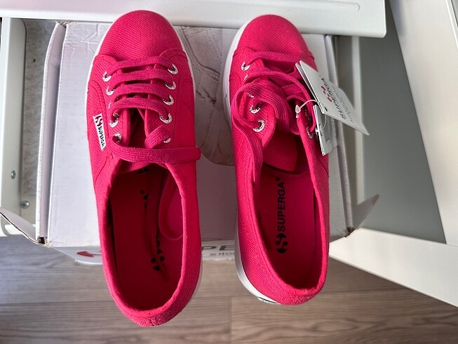 37 Beden Kutulu Sıfır Superga