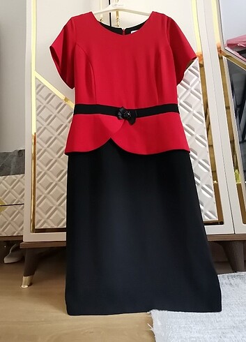 Kırmızı elbise 