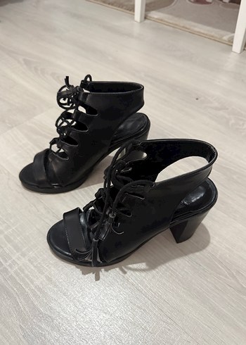 Siyah Bağcıklı Gotik Topuklu Kadın Ayakkabı