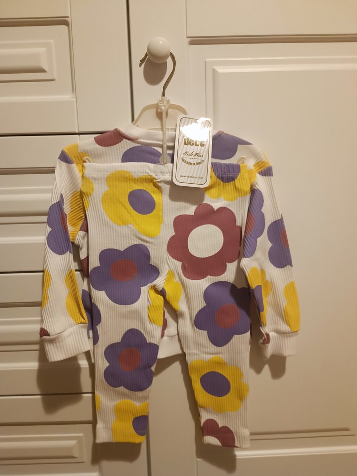 Çiçek Desenli Örgü Bebek Kız Takımı - Görsel 2