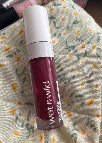 Wet n Wild Parlak Bordo Ruj