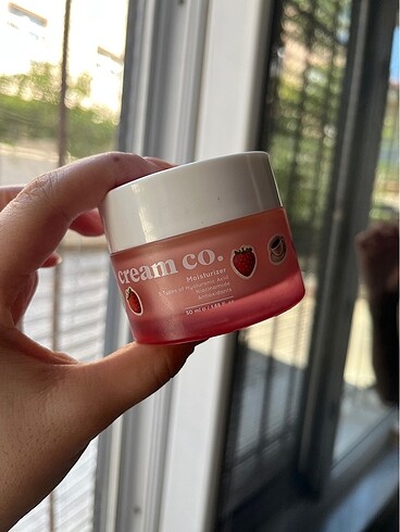Cream co nemlendırıcı 1aydır açık yarısı dolu ürün fazlalığından