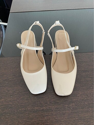 Zara Mary Jane Bej