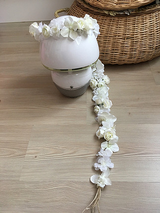Beyaz çiçekli yan sarkıt taç