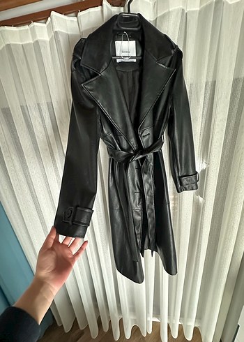 Bershka Siyah Deri Kemerli Uzun Trençkot - Görsel 3