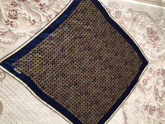 Bir kaç kez takıldı İpek Eşarp 
