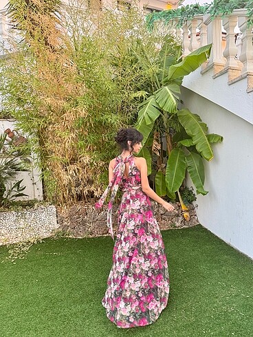 Pembe çiçekli şifon abiye