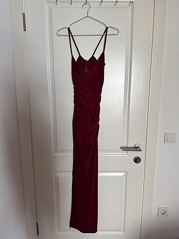 Bordo büzgülü yırtmaçlı elbise
