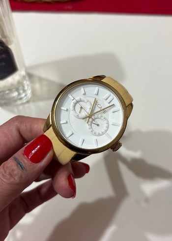 Altın Renkli Kadın Saat, Kemerli Tasarım - Görsel 3