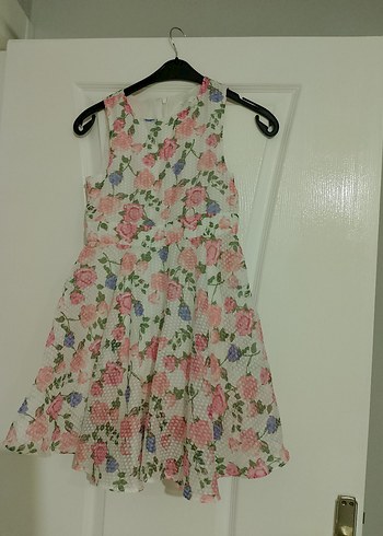 Çiçek Desenli Kolsuz Kız Elbisesi - Görsel 3