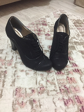 Siyah zarif topuklu ayakkabı