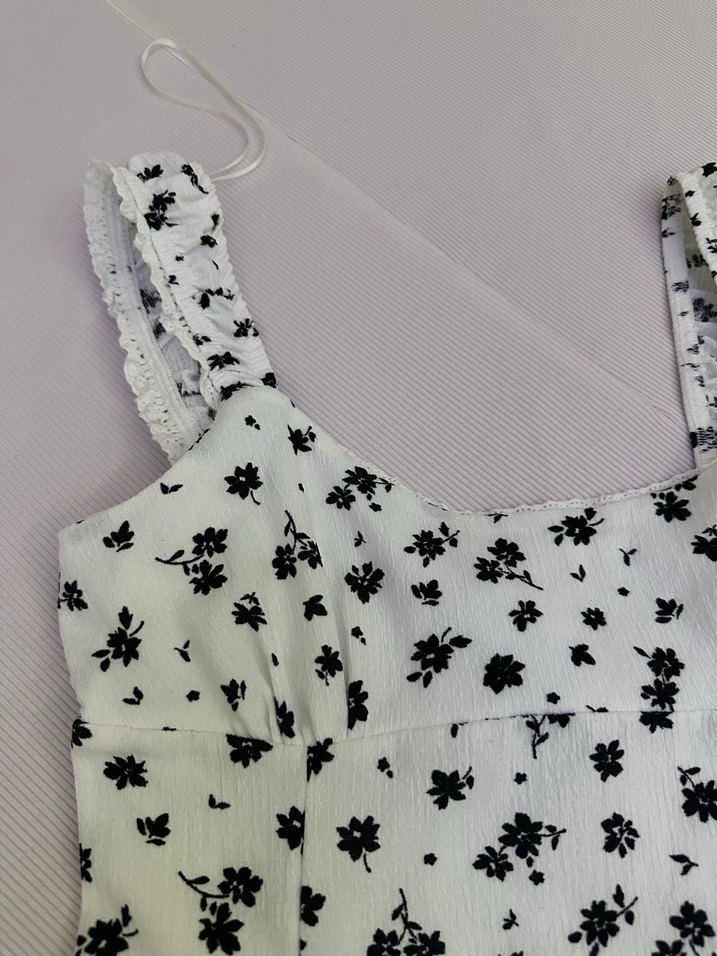 Beyaz Siyah Çiçek Desenli Fırfırlı Mini Elbise - Görsel 3