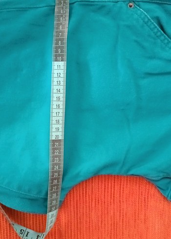 Belli Detaylı Turkuaz Mini Şortu - Görsel 4