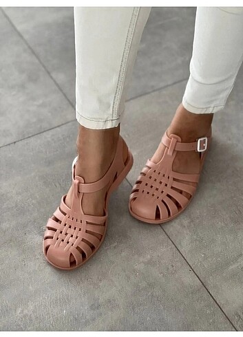 Diğer Beymen muadili Jelly Sandalet