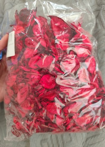 Kırmızı gül yaprakları - Görsel 2