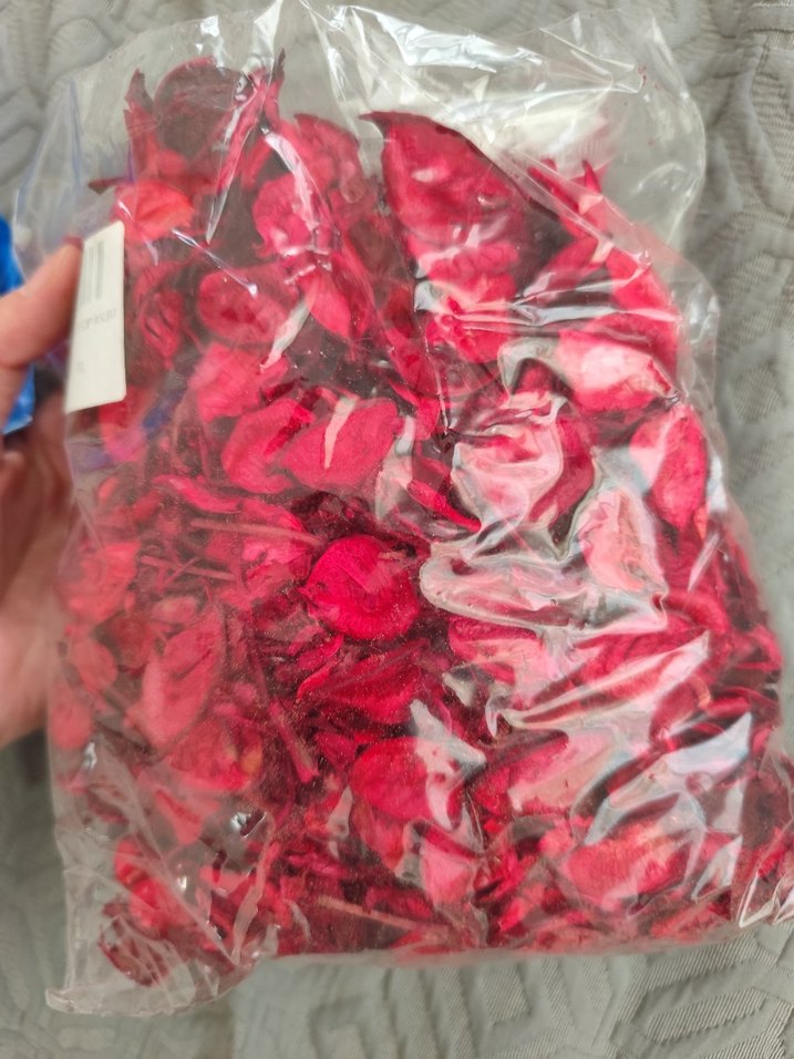 Kırmızı gül yaprakları - Görsel 2